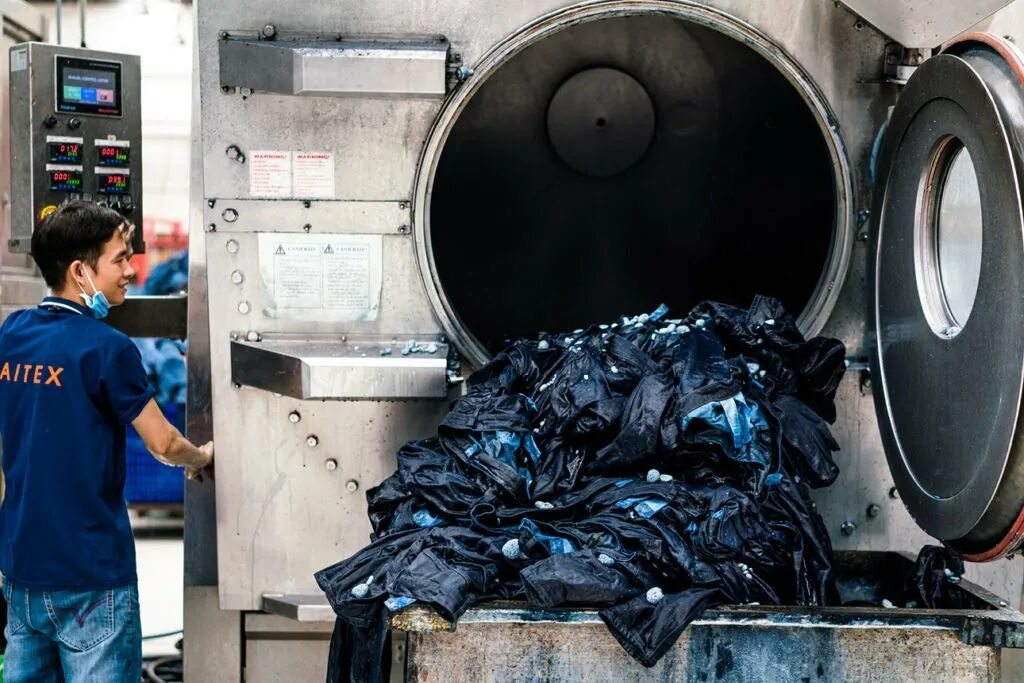 Denim wash. Stone washing. Стирает штаны. Stone washing Machine. Stone washing хлопка.