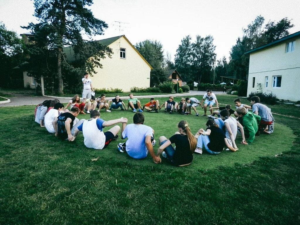 Future camp. Роспись стен в офисе. Future camping. Future camp. Граффити в интерьере офиса.