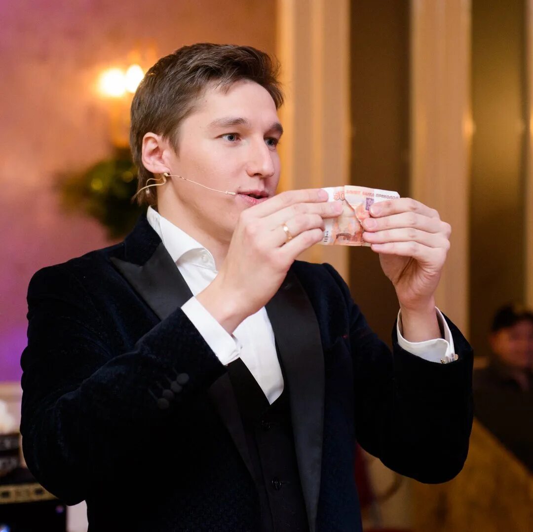 Фокусник соколов тверь. Фокусники 2017. Престо фокусник. Фокусник (1968). Ведущий с фокусами.