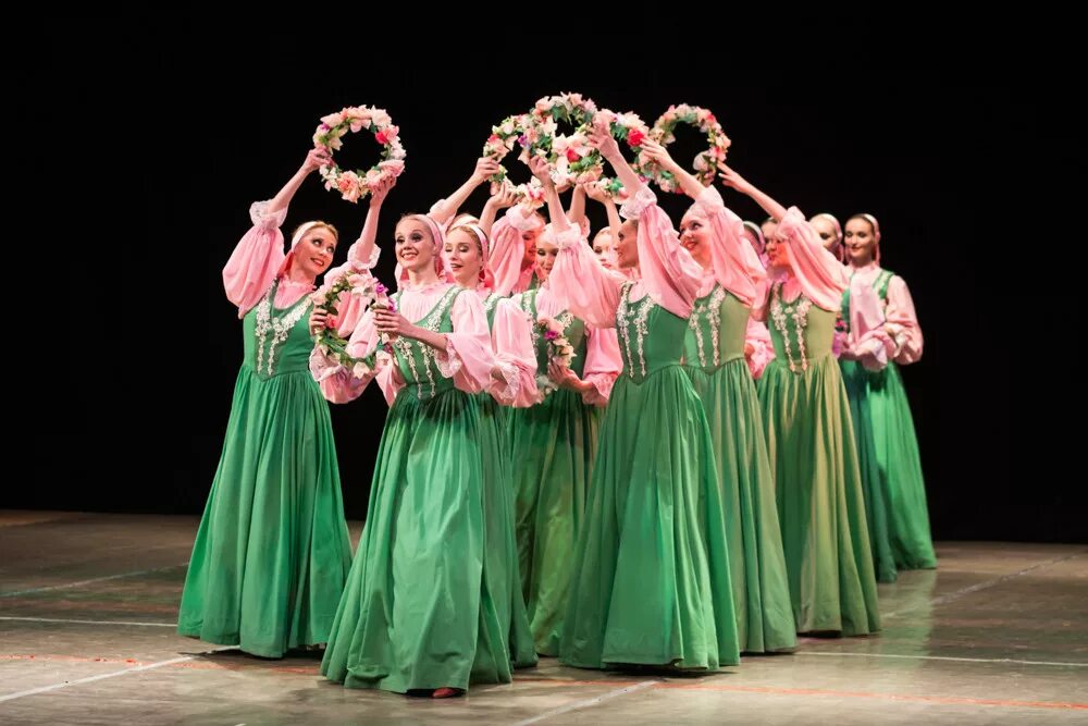 русский народный ансамбль березка. ансамбль березка лебедушка. русский ансамбль березка. русский народный танец березка. танец берёзка ансамбль берёзка.