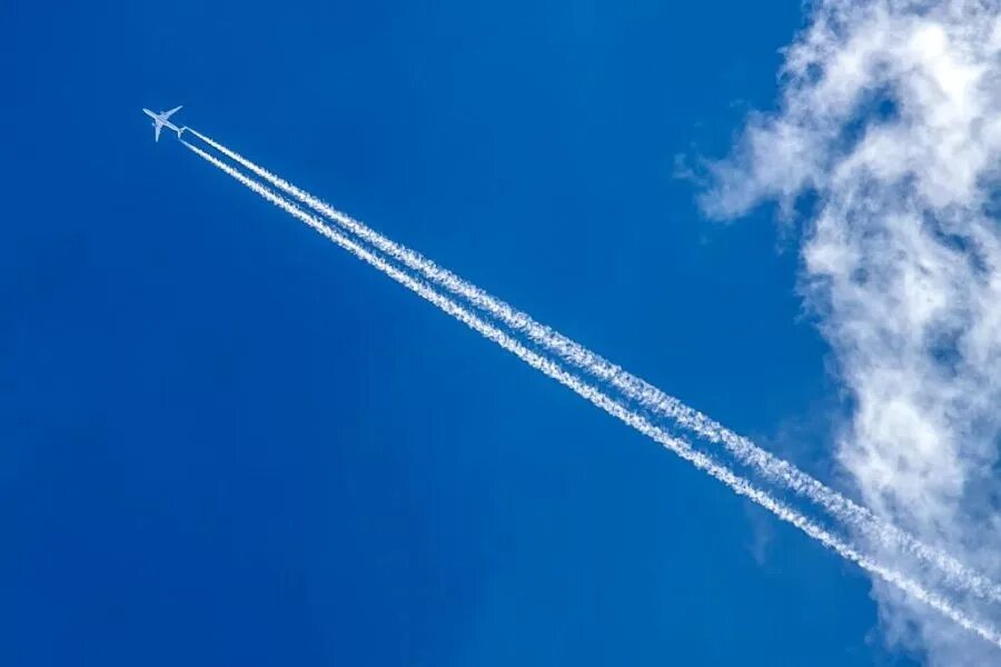 Самолет в небе. Самолёт высоко в небе. Cfvjktn DF yt,t. Самолет в небе с земли.