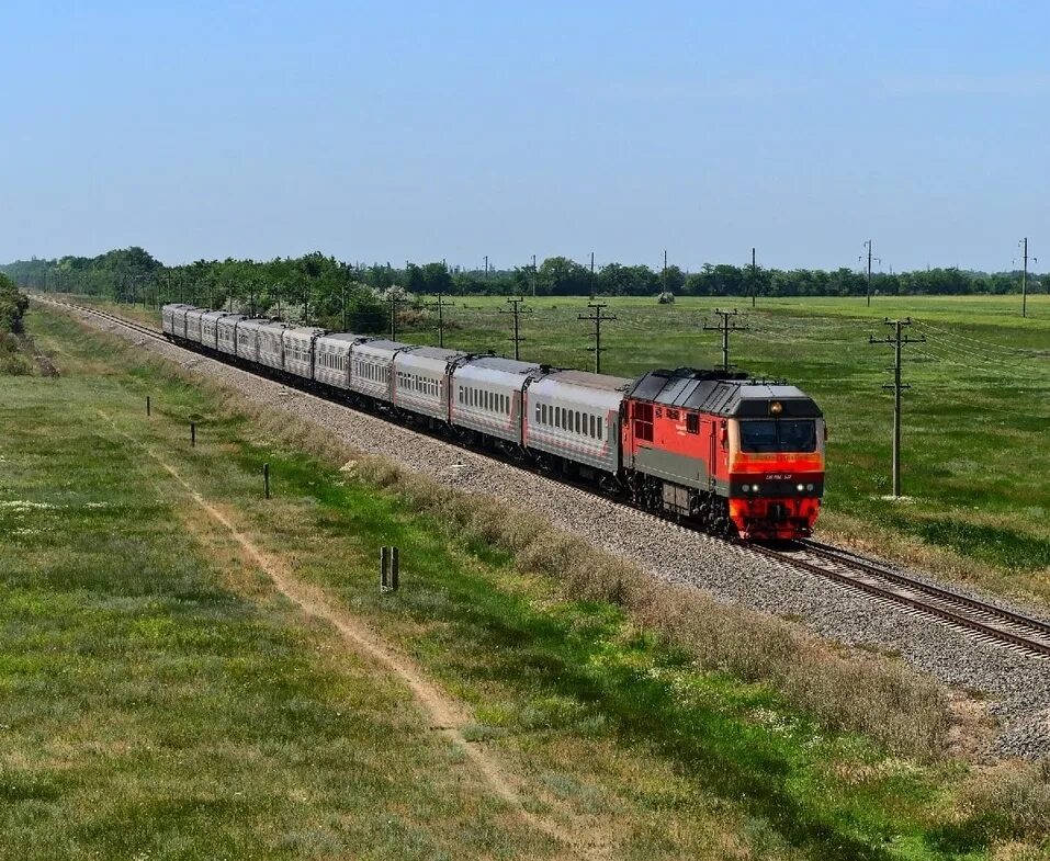 Движение поездов смоленск. Тэп70бс КЖД. Тепловоз тэп70бс. Поезд Смоленск — Симферополь — Смоленск. Поезд в Крым.