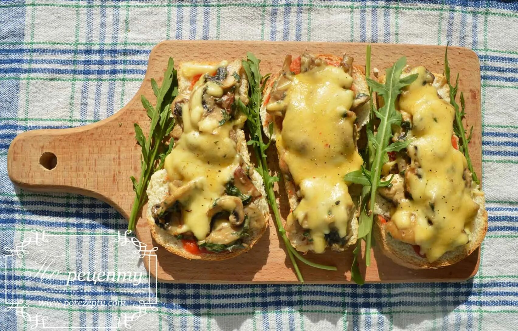 Бутерброды с шампиньонами в духовке. Бутерброды с сыром и грибами в духовке. Бутерброды с шампиньонами свежими. Бутерброды с шампиньонами и сыром. Горячие бутерброды с грибами.