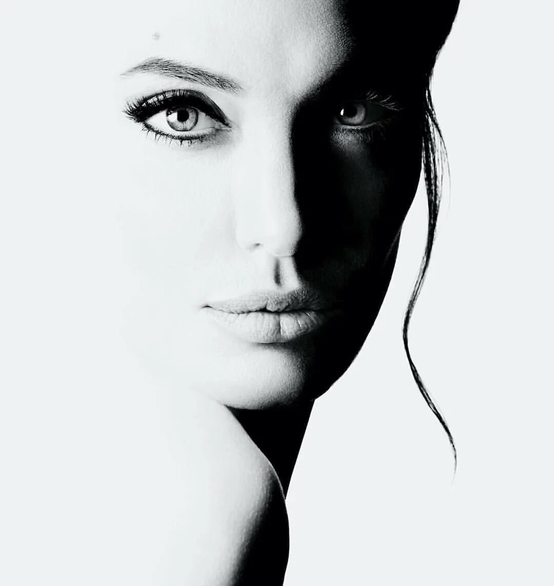 Женщины реже мужчин. Фотопортрет Анджелины Джоли. Анджелина Джоли портрет. Анджелина Джоли лицо. Анджелина Джоли анфас.