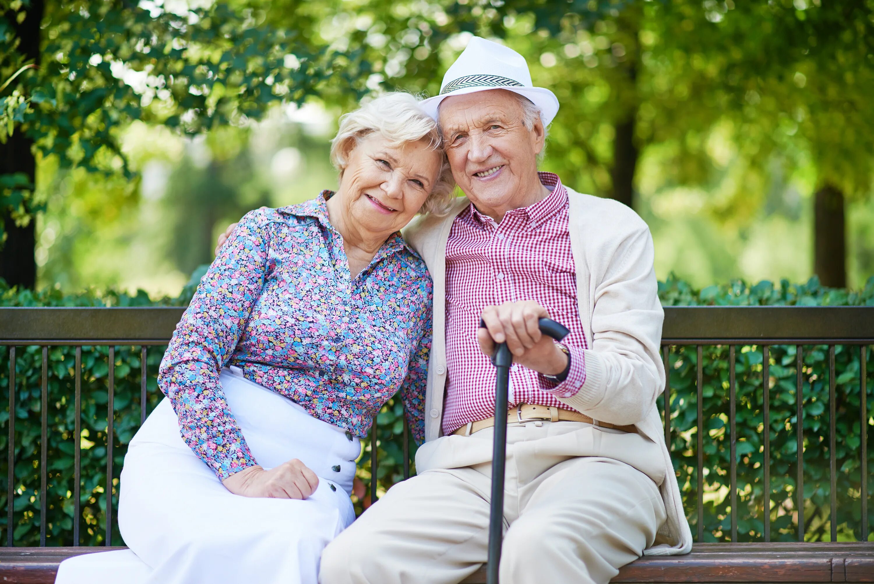 Пожилые люди. Счастливые пенсионеры. Счастливые пожилые люди. Пожилые люди на скамейке.