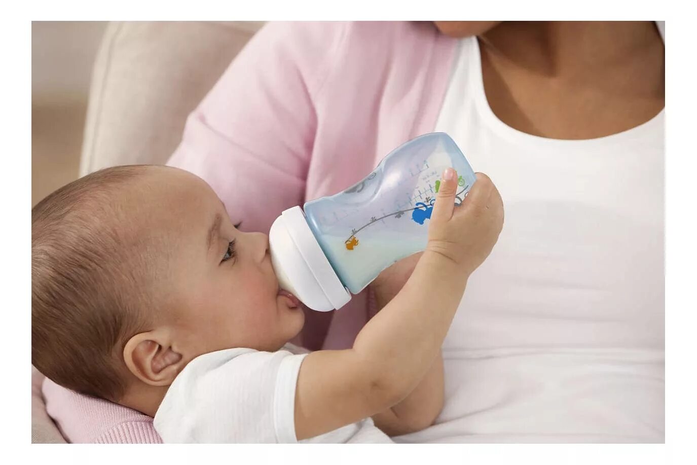 Новорожденный заглатывает воздух. Бутылочка для кормления. Кормление из бутылочки. Искусственное вскармливание. Искусственное вскармливание новорожденного.