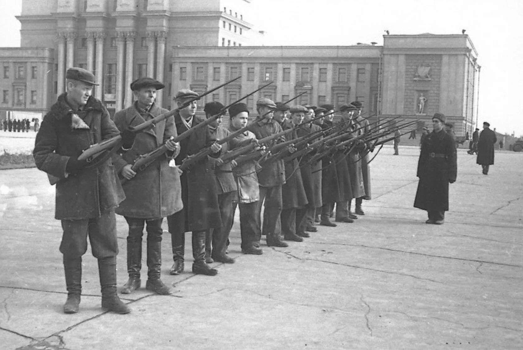 Куйбышев в годы великой. Самара Куйбышев 1941. Куйбышев в годы войны 1941-1945. Куйбышев 1941 год. Куйбышев площадь Куйбышева в 1941.