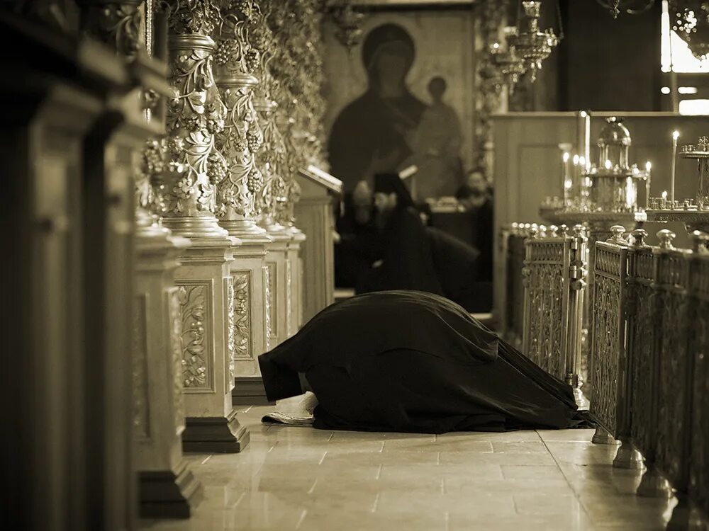 покаяние. можно ли молиться на коленях. человек молится на коленях. женщина молится на коленях. человек на коленях в храме.