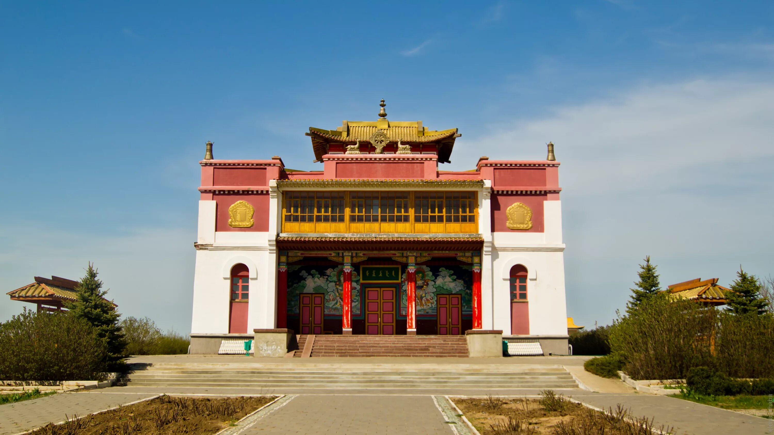 Элиста золотые ворота алтн босх. Золотая обитель будды шакьямуни экскурсия. Калмыкия главная достопримечательность. Б республика калмыкия. Город элиста республика калмыкия.