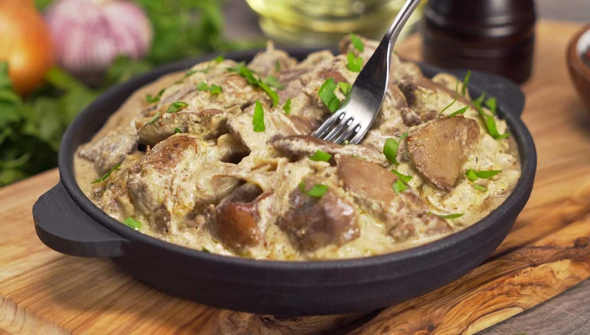 Рецепт как приготовить куриную печень на сковороде. Куриная печень в сметанном соусе. печень в сметанном соусе. печень тушеная в сметане. печень говяжья в сметане.