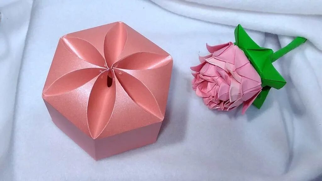 Подарочная коробка оригами. Оригами коробочка для подарка. Оригами подарок на день рождения. Оригами подарок маме.