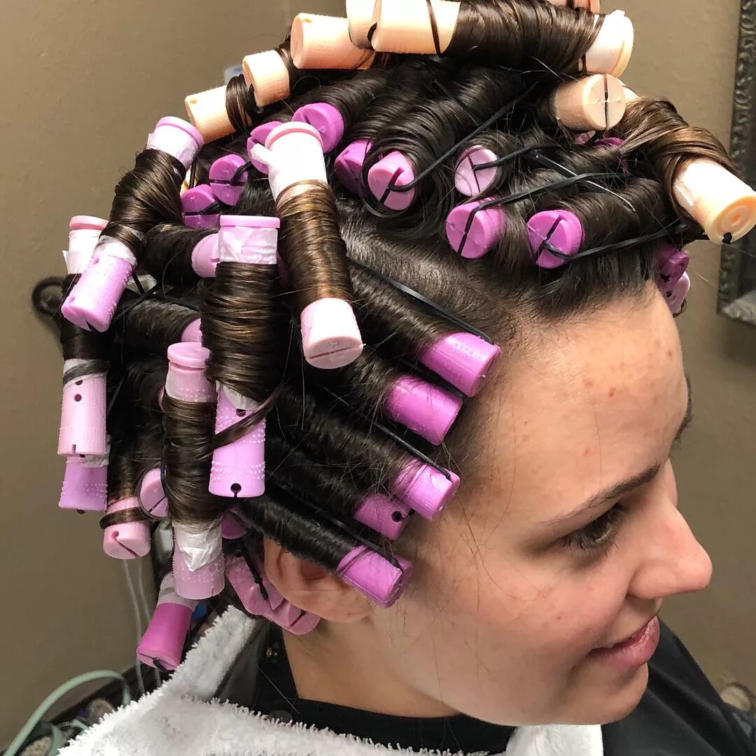 Бигуди локоны спиральки. Бигуди для завивки. Бигуди hair rollers пластиковые. Рельсовые бигуди для завивки. Хим завивка на крупные бигуди.