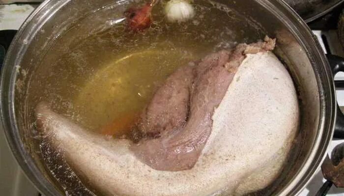 Куда использовать бульон от языка. Вареный говяжий язык. свиной язык в кастрюле. варка говяжьего языка в кастрюле.