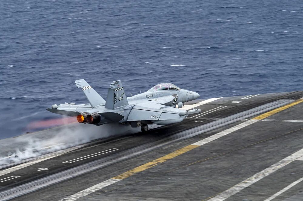 Взлёт самолёта с авианосца. Приземление на авианосец. F/a-18e/f «супер хорнет». Взлет с авианосца. Взлет и посадка на авианосце.