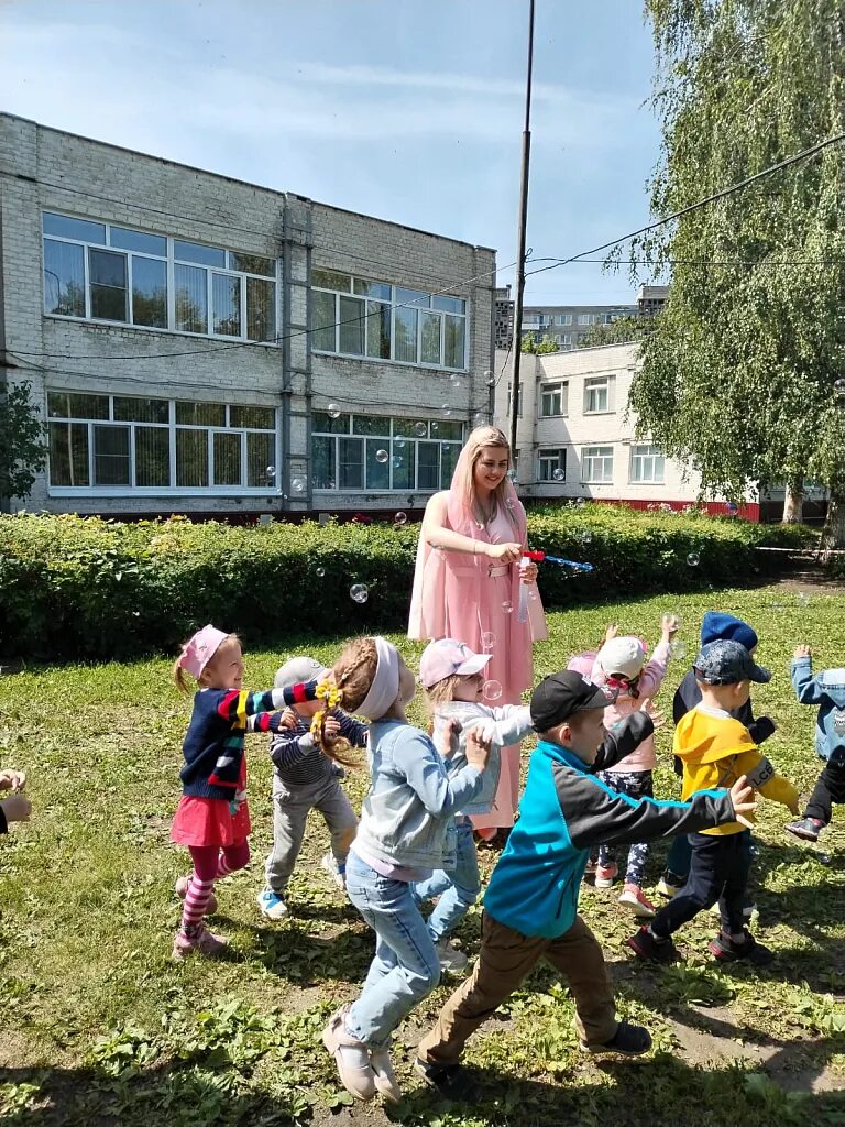 Развлечения для детей. Развлечения на свежем воздухе. Развлечение с мыльными пузырями в средней группе. Развлечение цель мероприятия для детей.