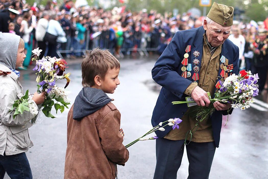 Как семьи отмечают день победы. С днем Победы. С праздником днем Победы. Цветы ветеранам. День Победы ветераны.