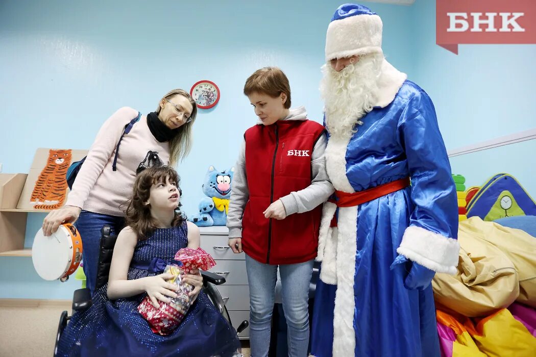 Снегурочка для детей. Красивый дед мороз. Встреча деда мороза и санта клауса. С новым годом женщине. Дед мороз поздравляет девочку.