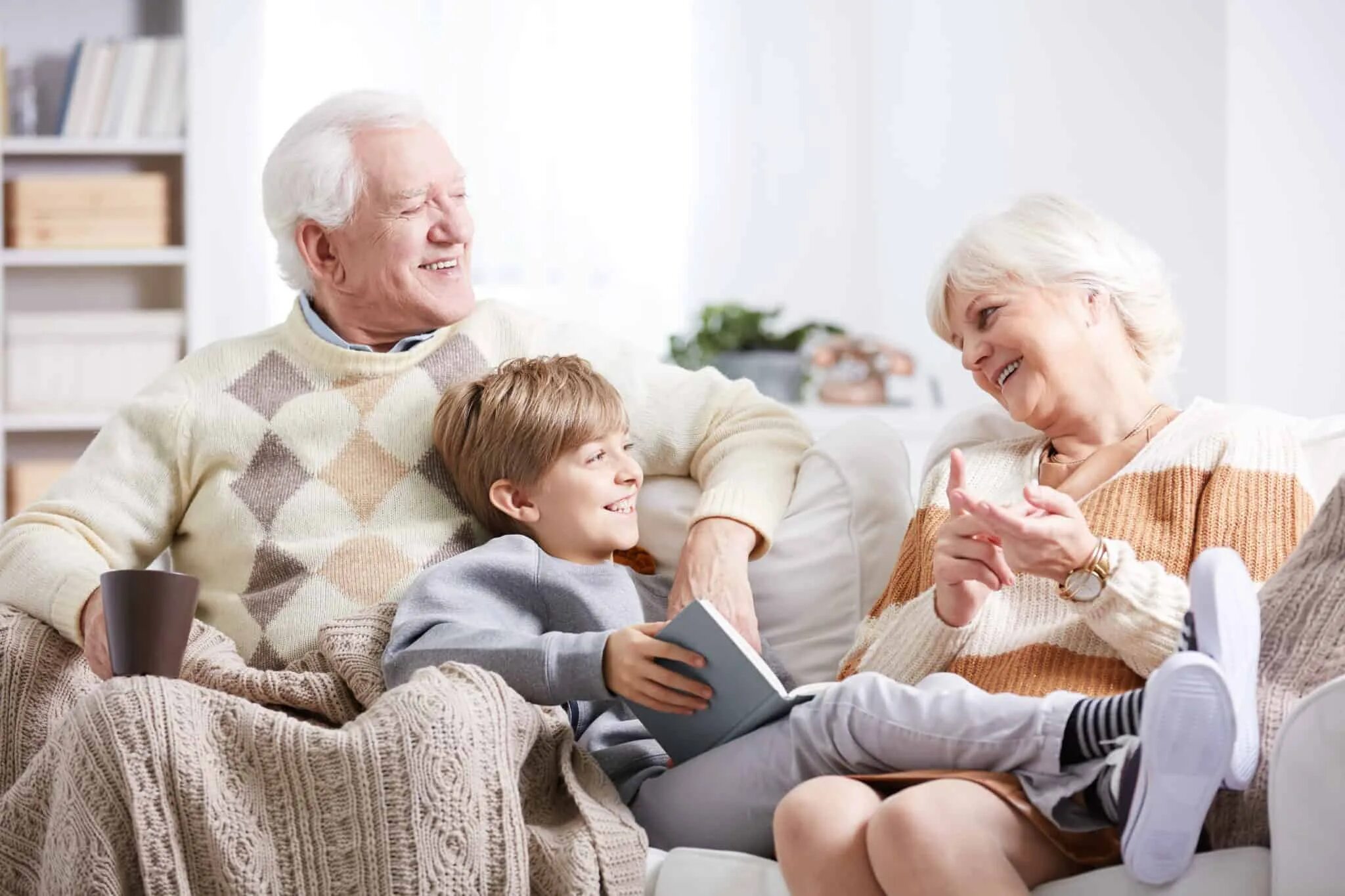 Grandpa is in the bedroom. Бабушка дедушка и внуки. Бабушка и дедушка с внуками. Пенсионеры с внуками. Пожилые люди с внуками.