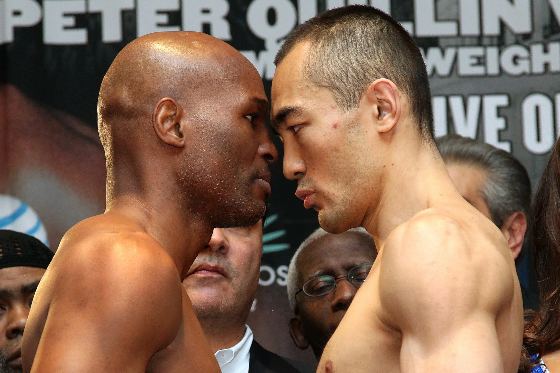 Бокс приветствие. Перед бокс. Парни в боксерах. Груша для бокса. Взвешивание боксеров перед боем.