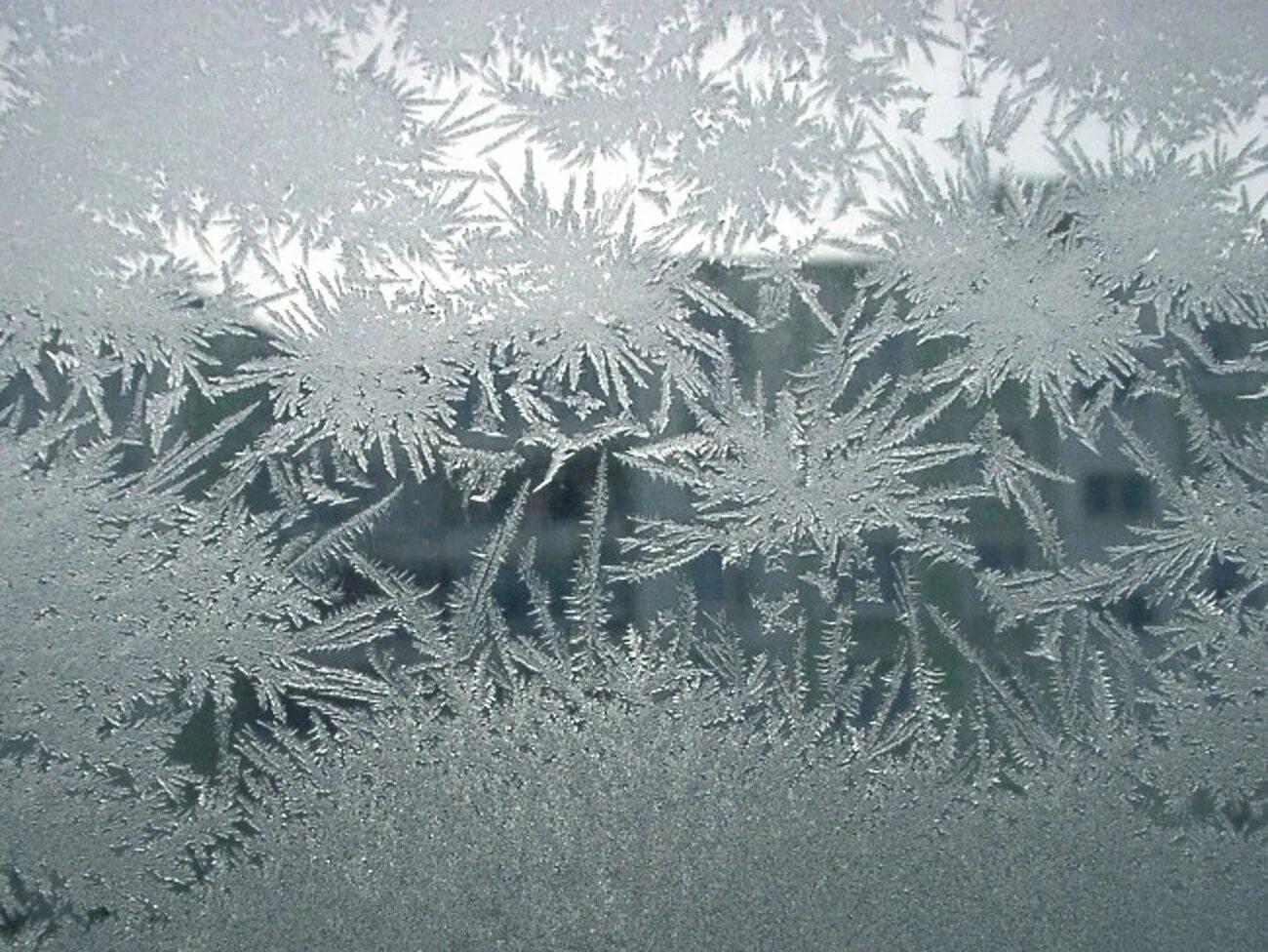 Почему на стекле образуется иней. Морозные узоры. Морозные узоры на стекле. Снежные узоры. Снежинки на стекле.