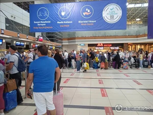 Перевес в аэропорту анталии. Аэропорт анталия фото. Туристы в аэропорту анталии. Аэропорт анталия русском языке. Стойка пегас в аэропорту анталии.