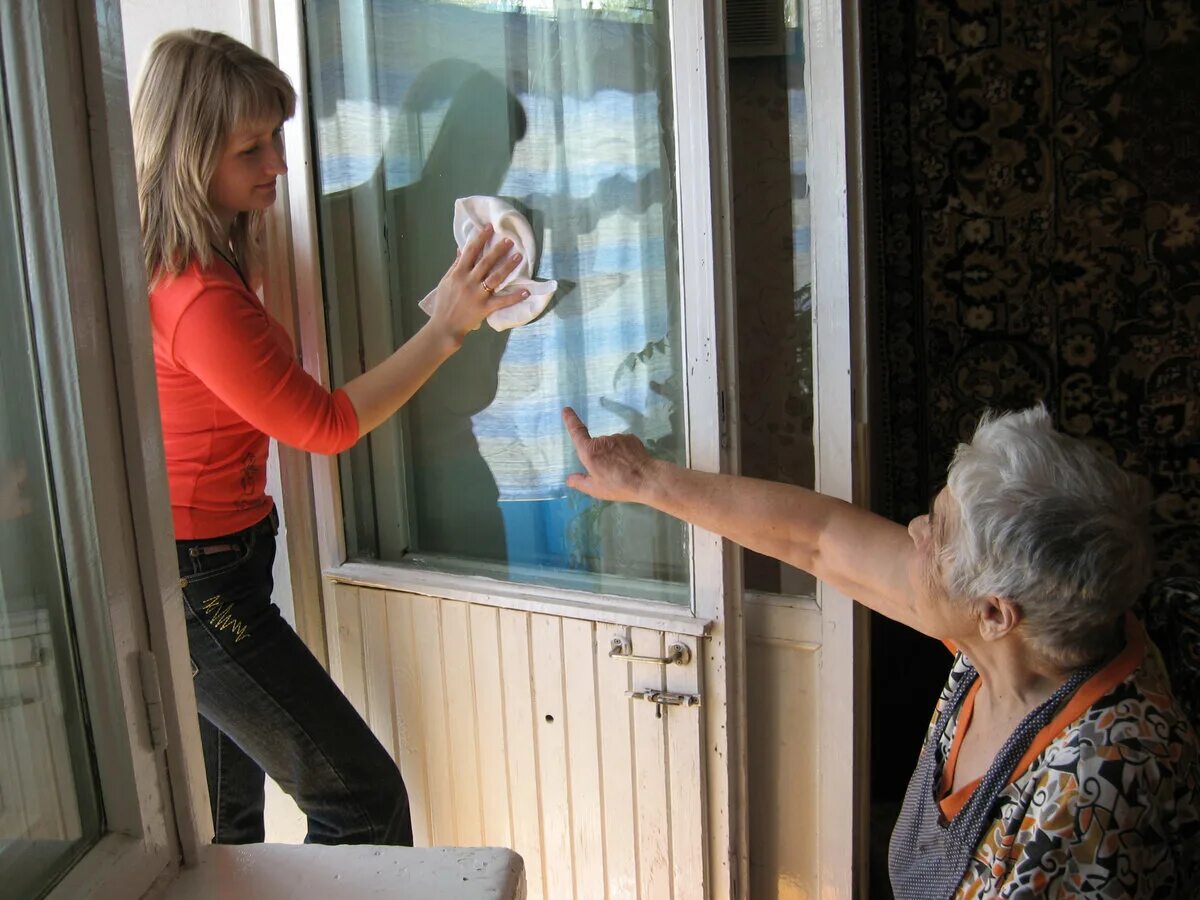 Помогать родственникам бывшей. Окна для пенсионеров. Квартира пенсионера. Дети помогают престарелым. Помогать пожилым людям.