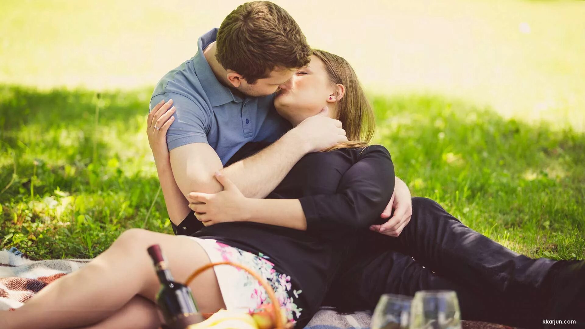 Подруги парней видео. Поцелуй на природе. Парень целует девушку в парке. Страстный поцелуй на природе. Девушка и парень в парке поцелуй.