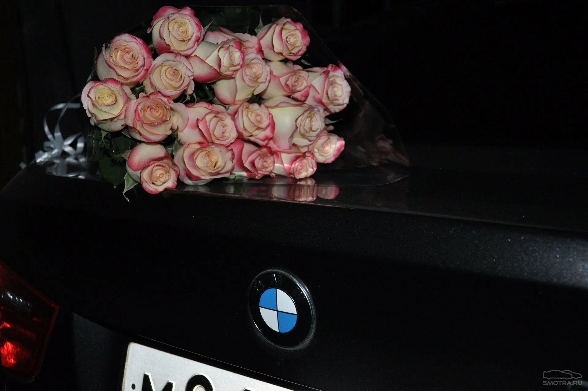 Букет роз ночью. Букет цветов в машине. Розы в машине. Букет цветов на капоте машины. Букет в багажнике машины.