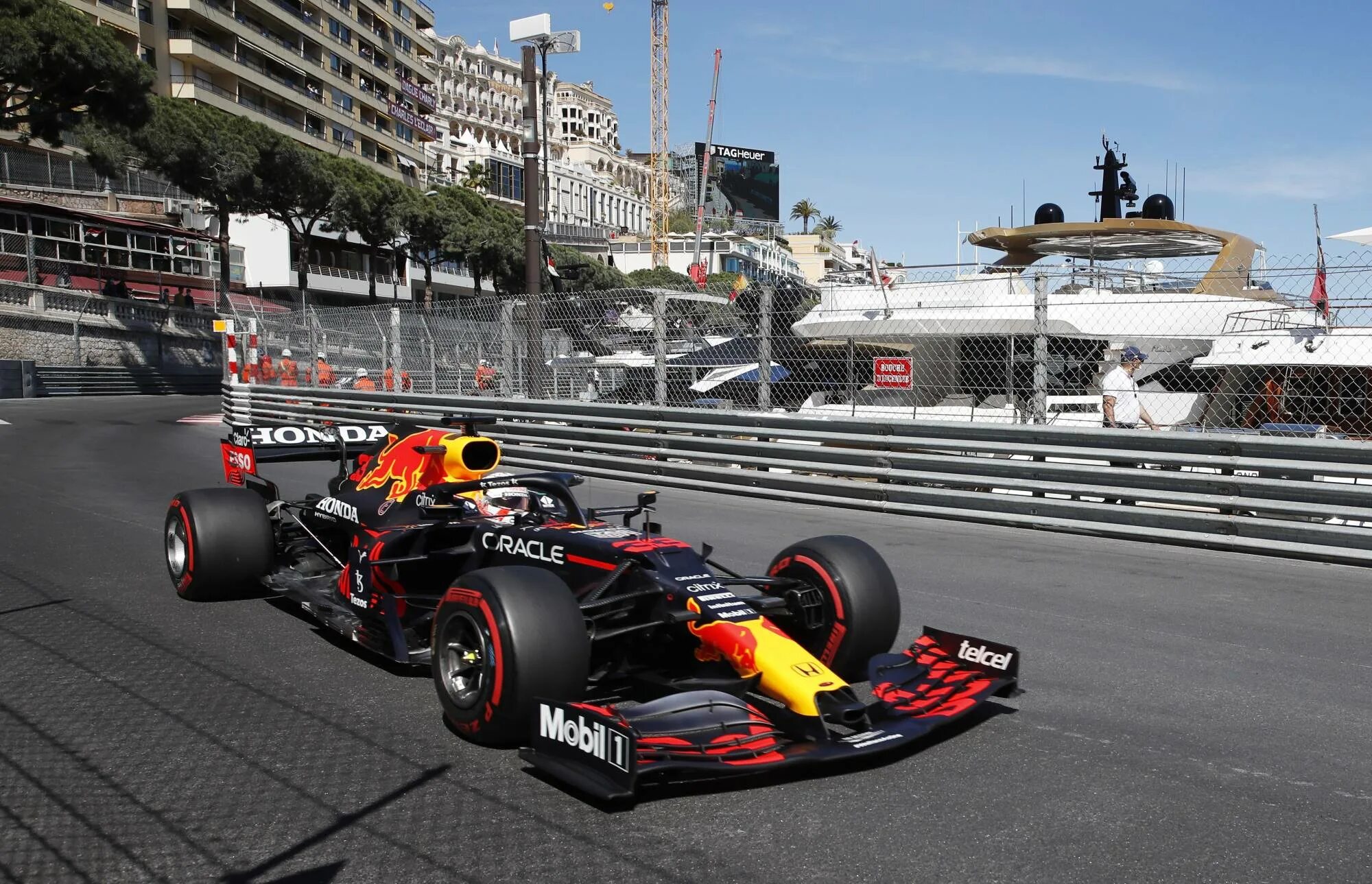 Какого числа гонки. F1 2021 Verstappen. Машина Red bull f1 2021. Льюис Хэмилтон Монако 2021. Ред Булл 2022 ф1 Монако.