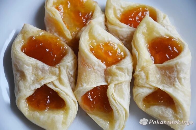 слойки с конфитюром. слойки с конфитюром. булочки с джемом. с джемом из готового теста. слойки с джемом.