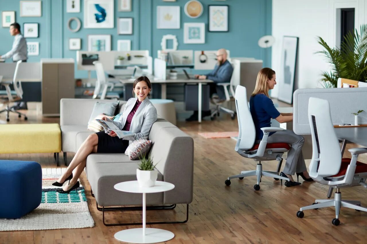 Человек в кабинете. Человек за работой. Офис с людьми фон. Люди в офисе. Небольшой офис с людьми.