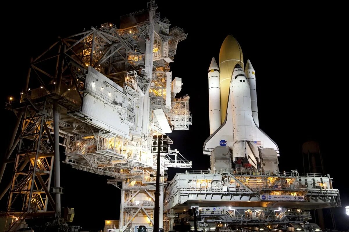 Космонавтика первый запуск. Спейс шаттл космический корабль. Ракета Спейс шаттл. Космический корабль Атлантис STS. Шаттл Атлантис.