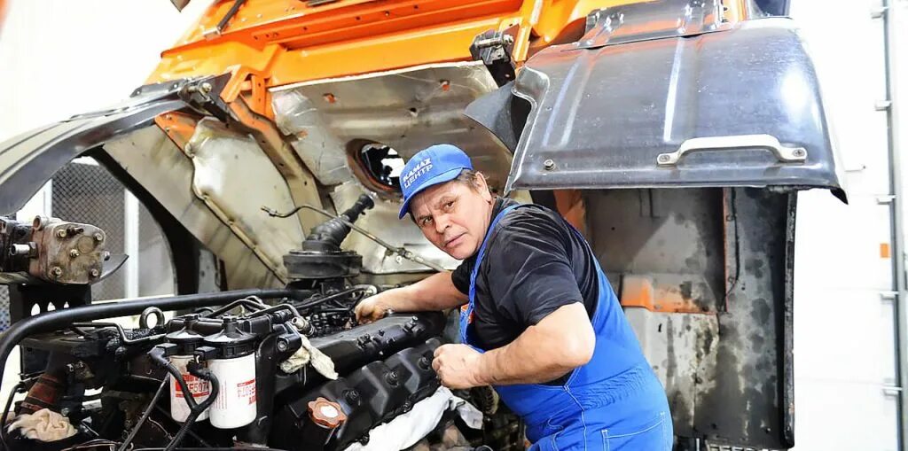 Техническое обслуживание ремонт автомобилей камаз. Техническое обслуживание ремонт автомобилей камаз. Камаз 5320 слесарь. Камаз центр астрахань. Автослесарь грузовых машин.