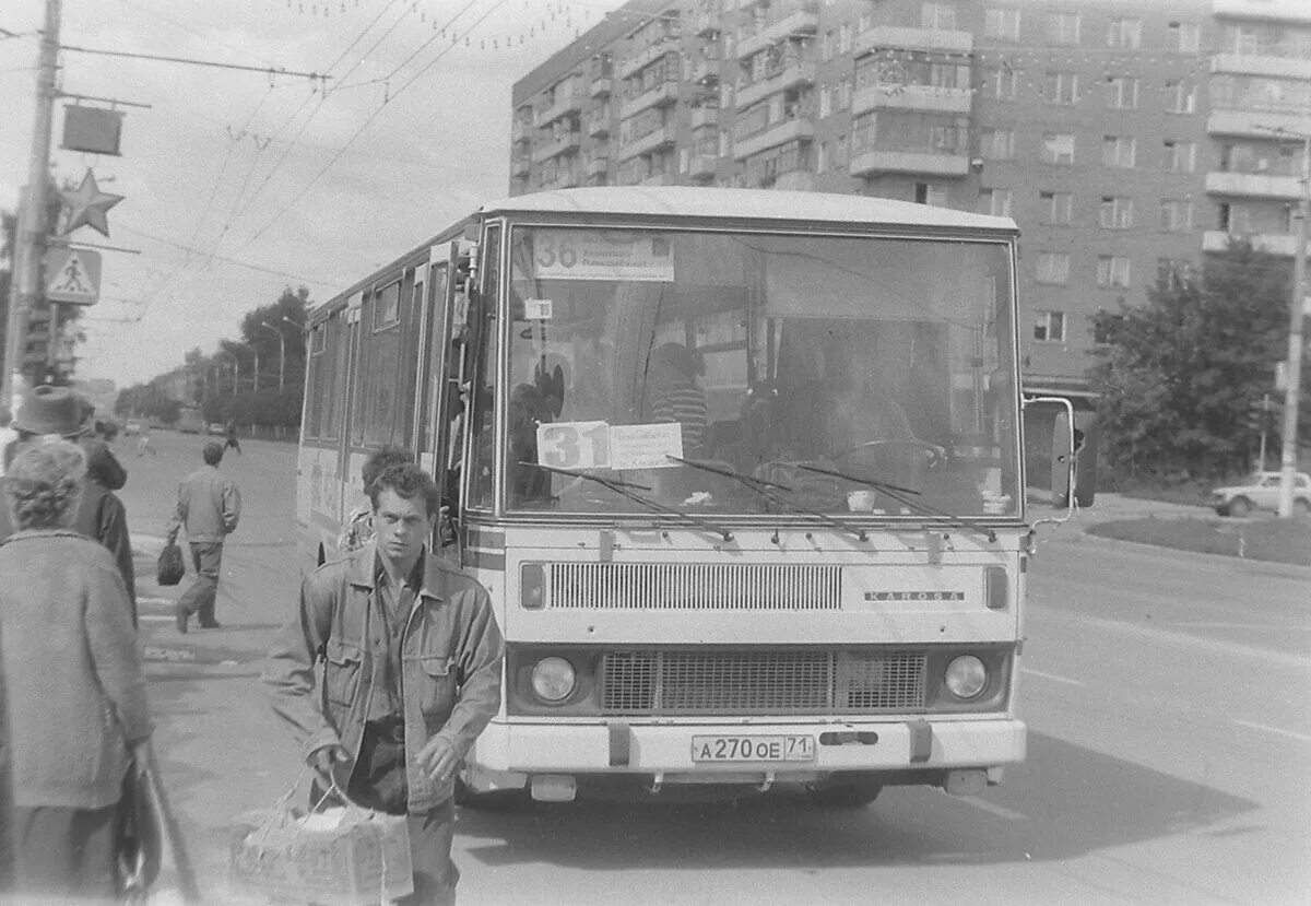 Остановки 90 автобуса москва. Автобус ЗИЛ 90х. Тульский автобус в 90-х. Автобусы общественного транспорта девяностых. Автобусы 2000-х.