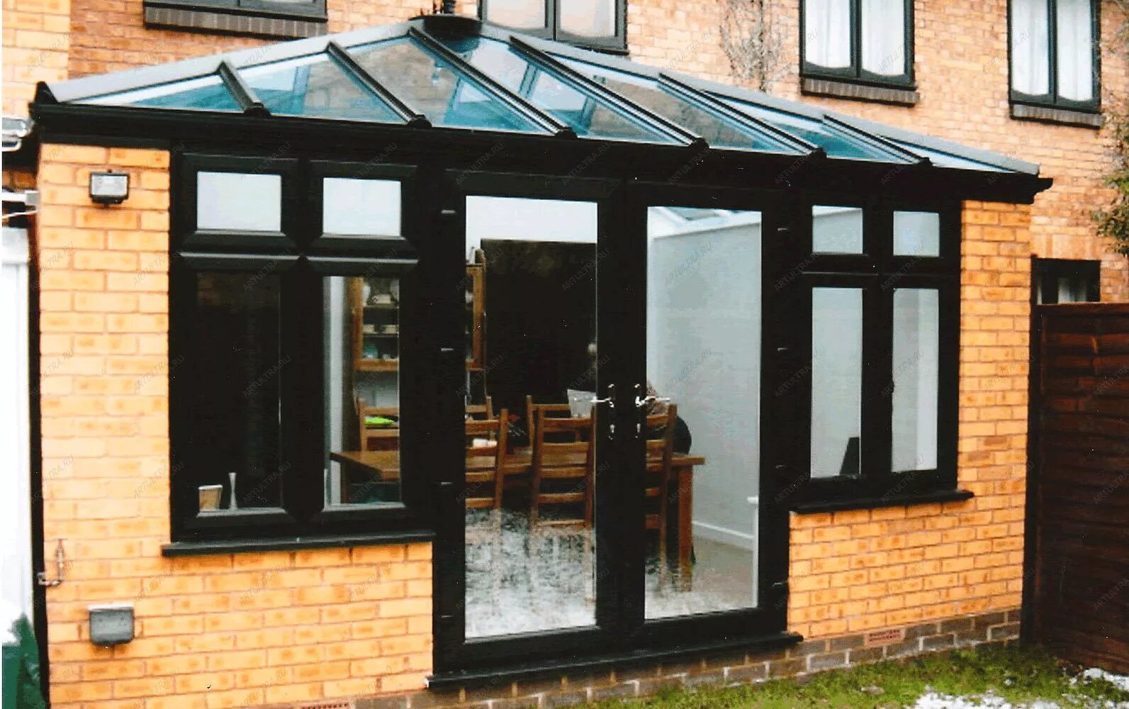 Остекленное крыльцо. Крыльцо для частного. Двухэтажный дом с тамбуром. Двухэтажный дом сбоку. И два входа закрытых.