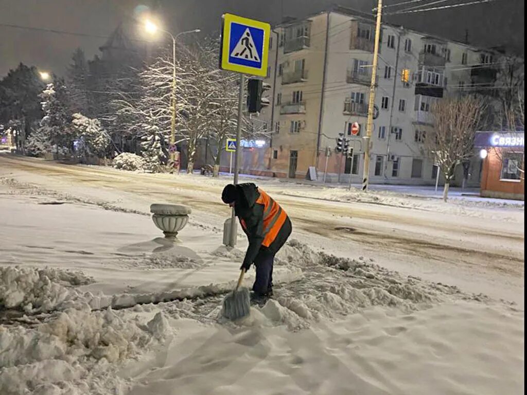 Кропоткин служба. Коммунальные службы. Японские коммунальные службы. С непогодными условиями. Девушка трудится в плохую. Погоду.