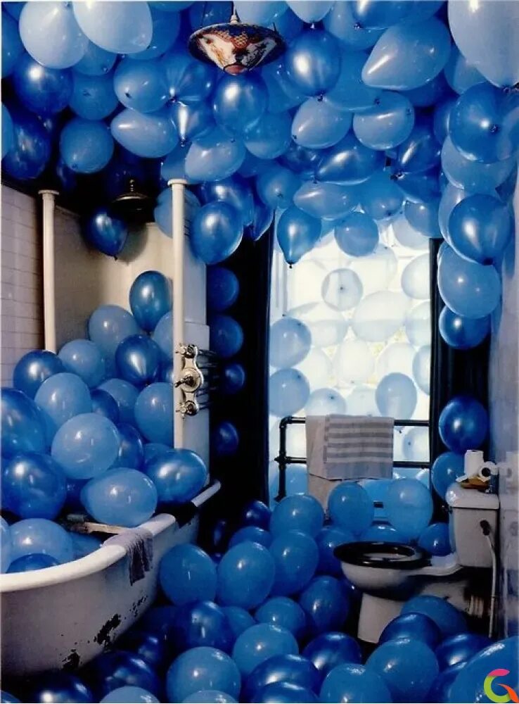 Комната с шарами. Украшение шарами. Шары в комнате. Украшение комнаты воздушными шарами. Шары с днем рождения.