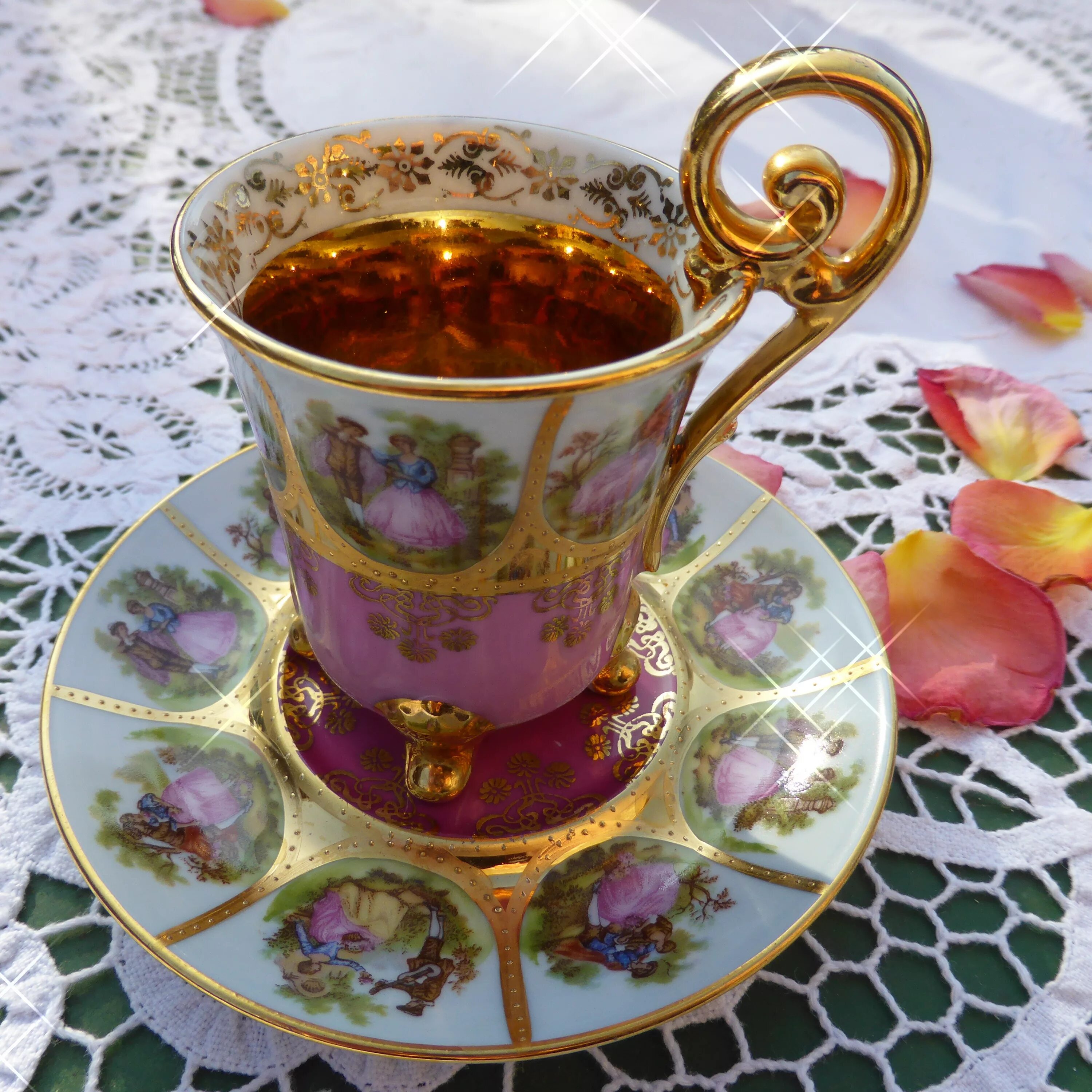В какой чашке чай