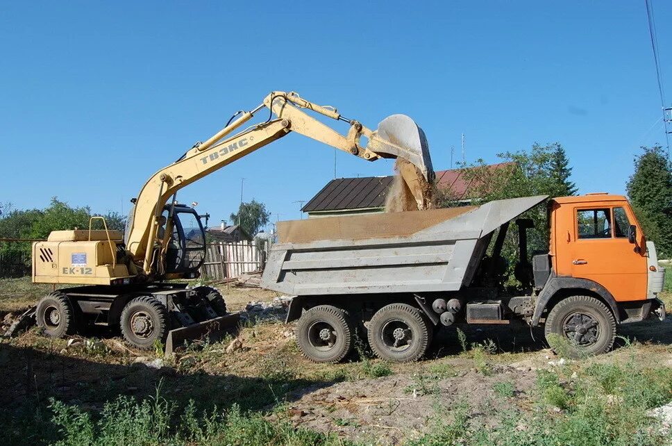 Экскаватор грузит песок в КАМАЗ. КАМАЗ экскаватор WA 120. Экскаватор ТВЭКС буксирует КАМАЗ. Экскаватор грузит самосвал. Экскаваторы татарстан