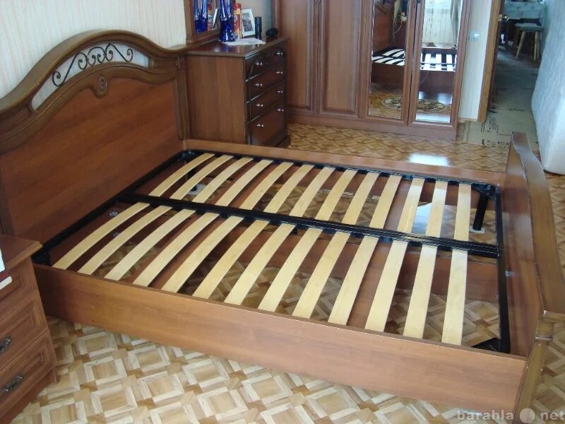 2 Х спальная кровать б.у.. Кровать спальная 2х Винтажная. 3х спальная кровать в Луганске. Кровать 2х спальная на ножках дубовый.