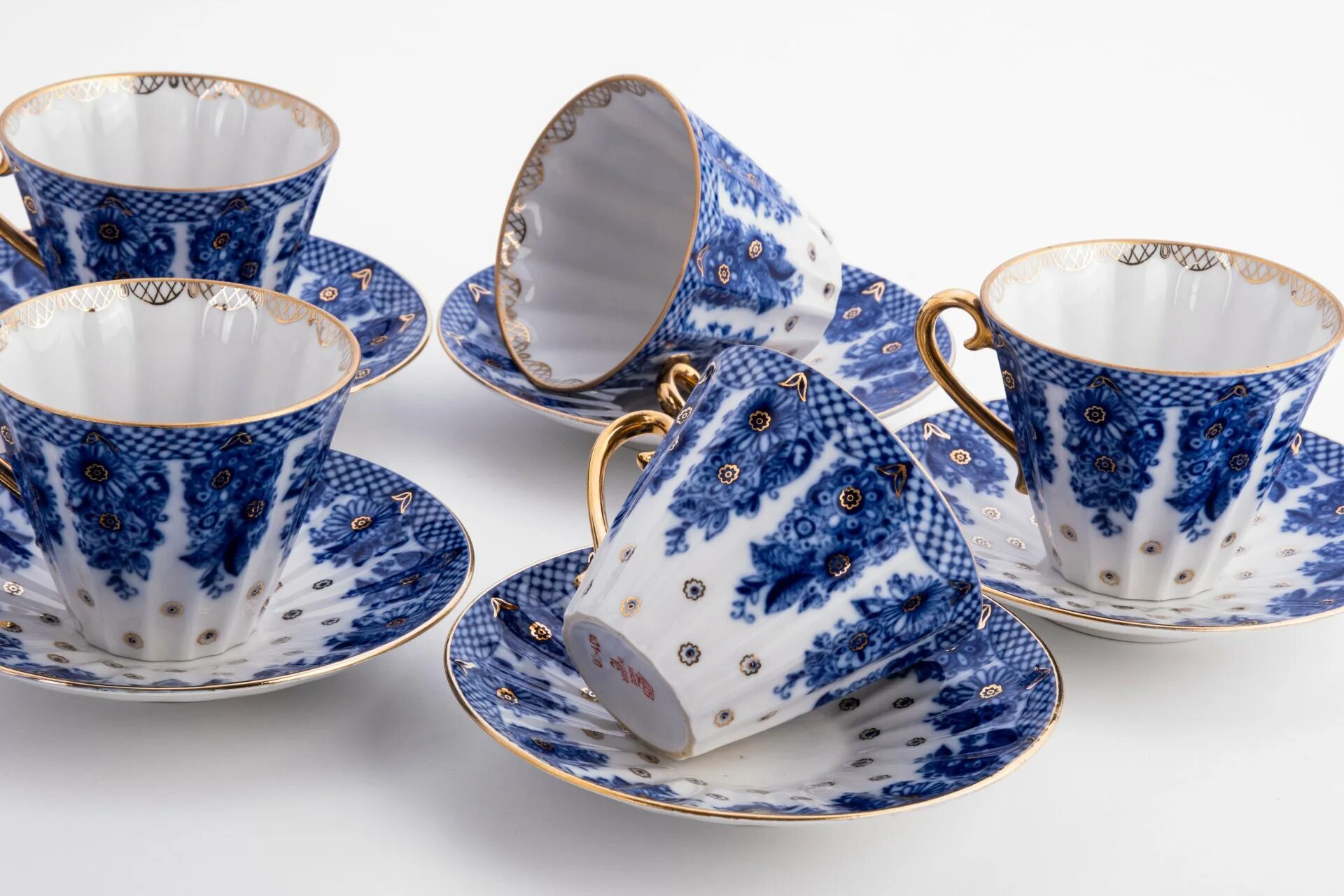 Дог лфз. Костяной фарфор ифз. Ифз кофейная пара розовая сетка. Императорский фарфоровый завод кобальтовая сетка кофейная пара. Фарфор лфз.