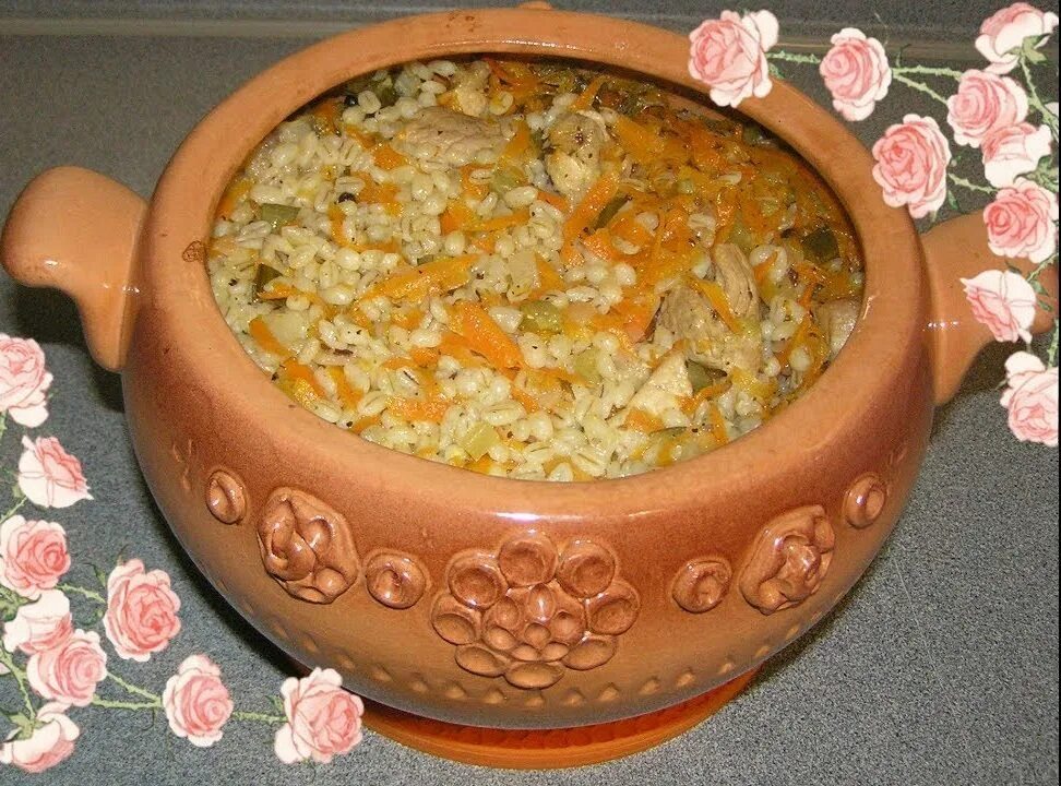Перловка в горшочке с курицей духовке. Курица в горшочке в духовке. Перловка в горшочках с курицей. Перловка с грибами в горшочке. Перловая каша в горшочке в духовке.