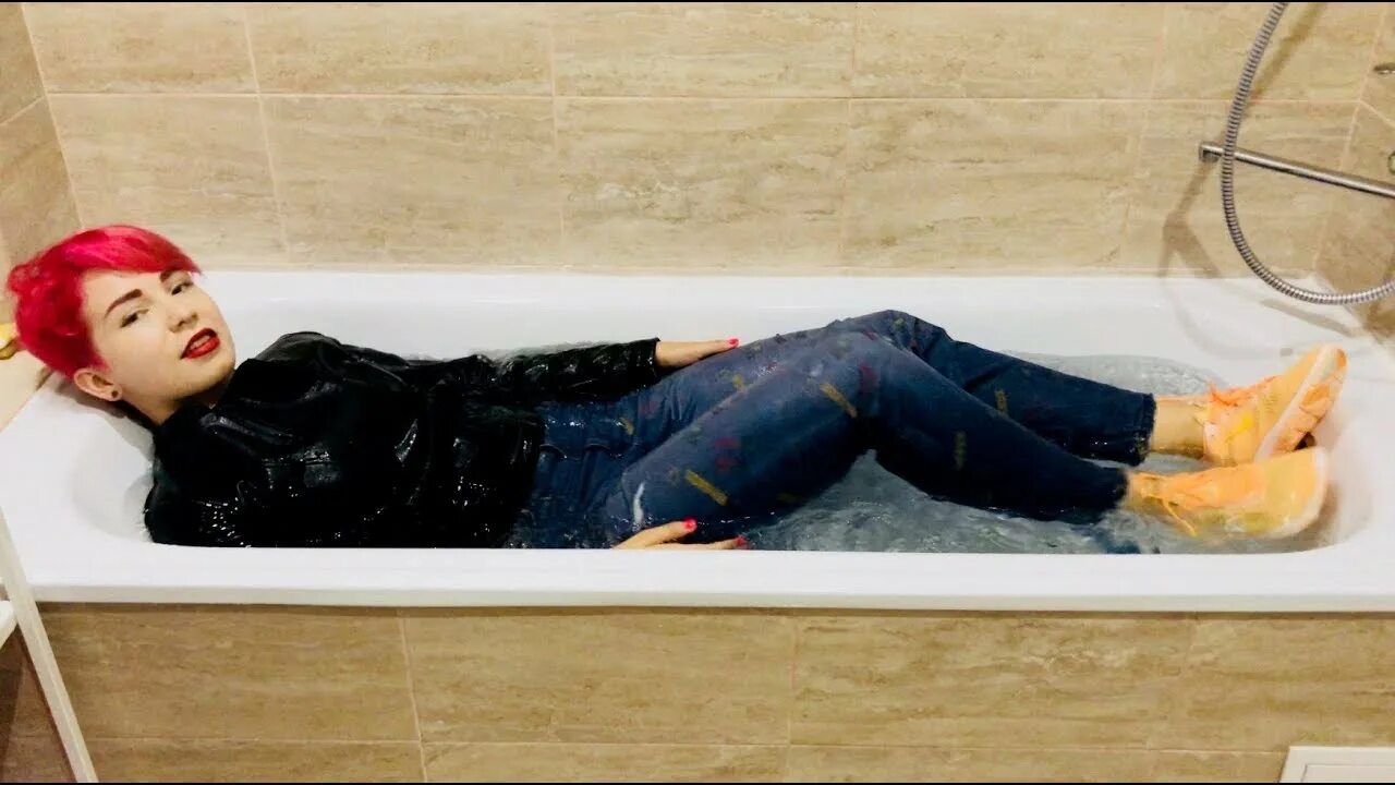 Купание в одежде в ванной челлендж. Девушки в мокрых колготках. Элисон бри +18. В одежде в ванной видео. Купание в одежде в ванной.