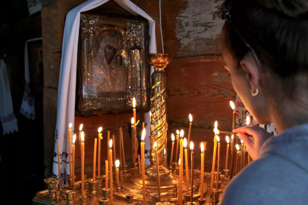 Где ставить свечи. Свечи в храме. Свеча у иконы в храме. Свечи перед иконой в храме. Церковь икона свечи.