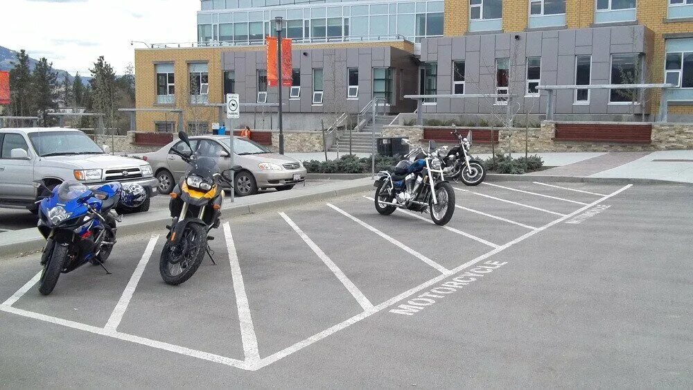 Штрафстоянка мопедов. Парковка для мотоцикла. Стоянка мотоциклов. Парковочное место для мотоцикла. Припаркованный мотоцикл.