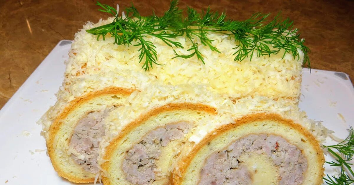 Сырный рулет с фаршем. Сырно мясной рулет. Мясной рулет в сырно-картофельной оболочке. Рулет из куриного фарша. Сырный мясной рулет.