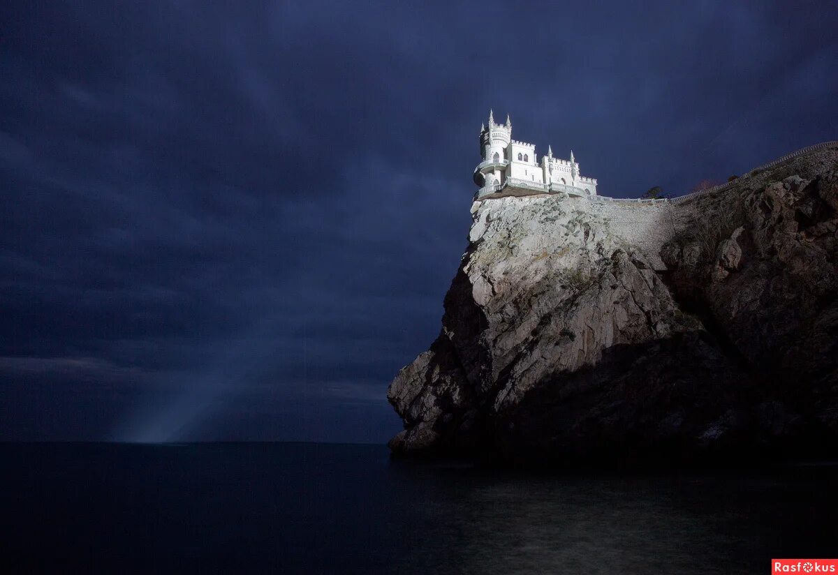 памятник на аврориной скале. памятник на аврориной скале. мыс ай тодор ласточкино гнездо. аврорина скала ласточкино гнездо. памятник ласточкино гнездо в крыму.