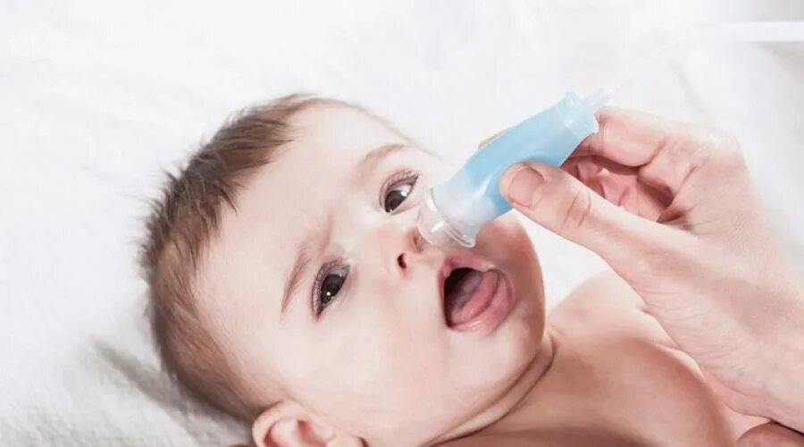 Прочищать носик. Гигиена полости носа у новорожденных. Прочищать нос новорожденному. Очищение носовых ходов новорожденного. Промывание носа новорожденному.