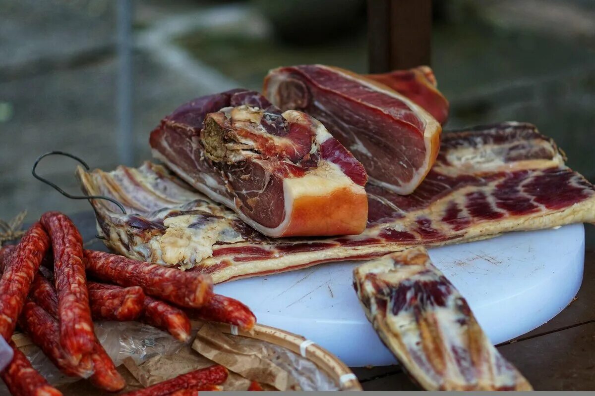 Копчено вяленое мясо. Сыровяленое мясо. сыровяленая колбаса. копченое мясо. вяленая колбаса.