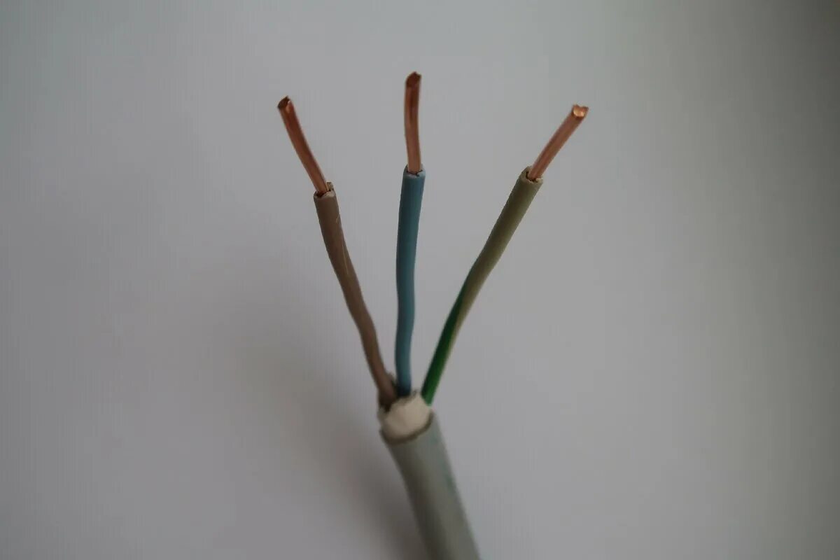 Кабель Нюм одножильный. Одножильный или многожильный провод. Многожильный однопроволочный кабель. Одножильный провод в квартире.